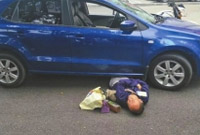 老人被撞遭司机和围观者指责"碰瓷" 警方调监控还清白
