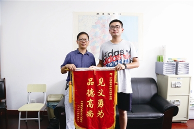 宁波老师在绍兴钓鱼救起落水小伙 被救青年来