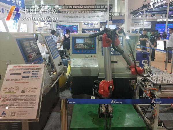 智博会现场|掷色子、系鞋带…工业机器人也有