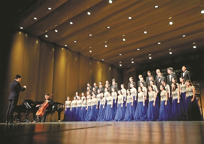 图为鄞州"星光"合唱团展演场景.记者史久阳摄