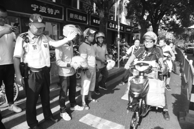 外卖小哥交通事故多发 如何引导?交警想了个招