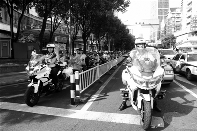 外卖小哥交通事故多发 如何引导?交警想了个招