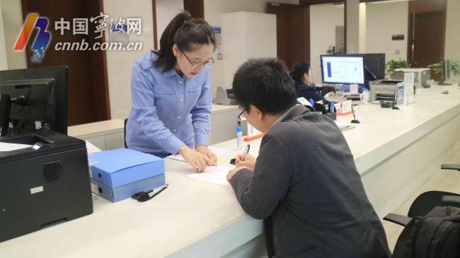 指导办理登记.JPG