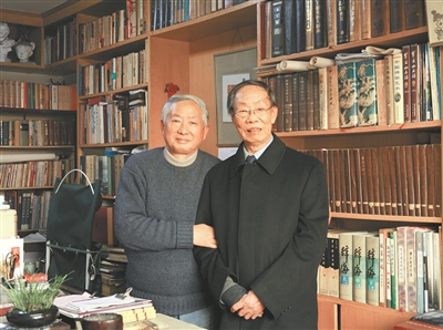 曹厚德(图右)和学者王重光(图左)一起 陈科峰 摄