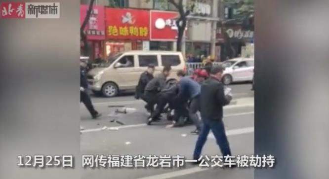 福建龙岩发生持刀劫持公交车事件 造成5死22伤