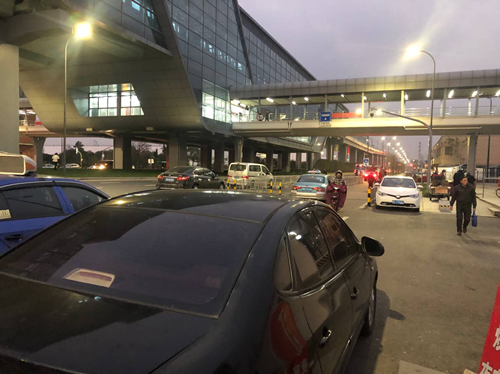 违停逆行皆有 2号线清水浦站外车辆还是乱