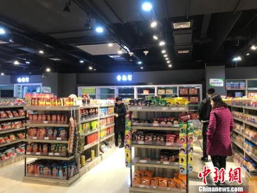 琳琅满目的零食碰不得。 点击进入下一页
