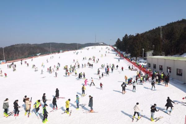 商量岗滑雪场(记者廖惠兰 张正伟 通讯员周新生 竺巧梦供图)