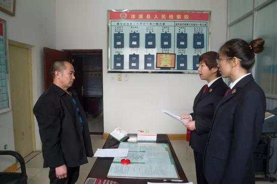 2019年3月3日,河北省涞源县检察院决定对王新元、赵印芝不起诉。图为检察官向王新元宣读不起诉决定书。程丁摄