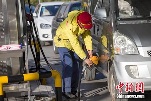资料图:山西太原,车辆正在加油站加油。<a target='_blank' data-cke-saved-href='http://www.chinanews.com/' href='http://www.chinanews.com/'>中新社</a>记者 张云 摄 资料图:山西太原,车辆正在加油站加油。<a target='_blank' data-cke-saved-href='http://www.chinanews.com/' href='http://www.chinanews.com/'>中新社</a>记者 张云 摄