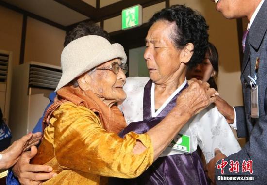 资料图:当地时间2018年8月24日,韩朝离散家属在朝鲜金刚山参加见面活动。 金刚山联合采访团 供图 点击进入下一页