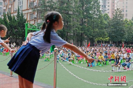 资料图:上海市江苏路第五小学迎来2018年开学典礼。殷立勤 摄 点击进入下一页