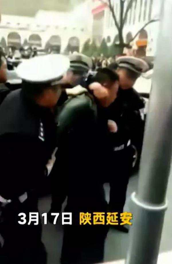 陕西一县交警大队长酒后驾车被当街带走 已被免职