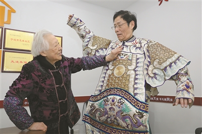 龙凤戏服绣袍 一针一线绣出非遗精彩