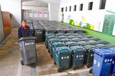 接下来,厨余垃圾会被运到甬江大桥下的固定点位,由餐厨垃圾清运车负责