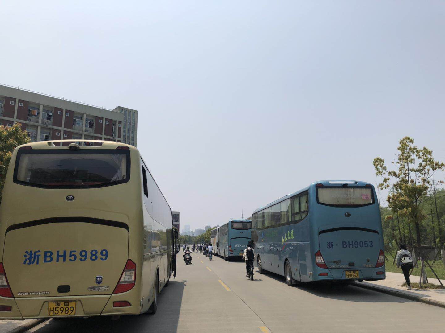 跑男宁波大学录制 有粉丝6:30就到现场围观