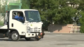 学校为安全教育还原车祸现场 特技演员惨被真撞死