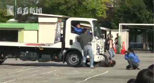 学校为安全教育还原车祸现场 特技演员惨被真撞死
