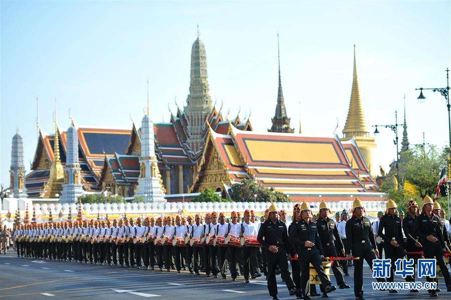 黄色服饰布满泰国街头 泰王加冕大典今起举行