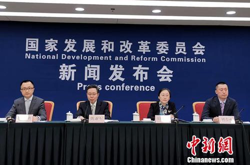 5月6日,国家发改委召开专题新闻发布会,介绍关于建立健全城乡融合发展体制机制和政策体系有关情况,并回答记者提问。<a target='_blank' data-cke-saved-href='http://www.chinanews.com/' href='http://www.chinanews.com/' >中新网</a>记者 李金磊 摄 5月6日,国家发改委召开专题新闻发布会,介绍关于建立健全城乡融合发展体制机制和政策体系有关情况,并回答记者提问。<a target='_blank' data-cke-saved-href='http://www.chinanews.com/' href='http://www.chinanews.com/' >中新网</a>记者 李金磊 摄