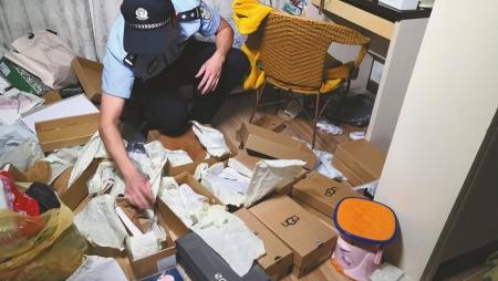 警方搜查发现大量的UGG鞋子。图片来源:华西都市报 点击进入下一页