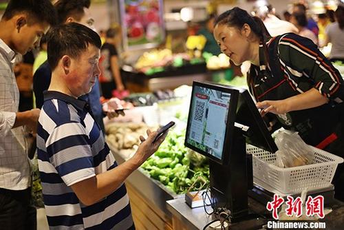 资料图:民众购物。 <a target='_blank' data-cke-saved-href='http://www.chinanews.com/' rel= 资料图:民众购物。 <a target='_blank' data-cke-saved-href='http://www.chinanews.com/' rel=