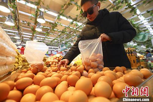 资料图:民众购物。<a target='_blank' data-cke-saved-href='http://www.chinanews.com/' href='http://www.chinanews.com/'>中新社</a>记者 张云 摄 资料图:民众购物。<a target='_blank' data-cke-saved-href='http://www.chinanews.com/' href='http://www.chinanews.com/'>中新社</a>记者 张云 摄