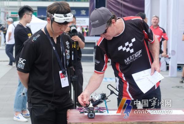 宁波举行无人机竞速赛 VR眼镜里看“空中F1”