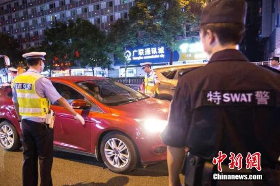 资料图为宜昌整合全警种力量参与综合整治行动。 汪勇 摄 点击进入下一页