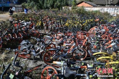 资料图:某地共享单车“坟场”。<a target='_blank' data-cke-saved-href='http://www.chinanews.com/' href='http://www.chinanews.com/'>中新社</a>记者 任东 摄 资料图:某地共享单车“坟场”。<a target='_blank' data-cke-saved-href='http://www.chinanews.com/' href='http://www.chinanews.com/'>中新社</a>记者 任东 摄