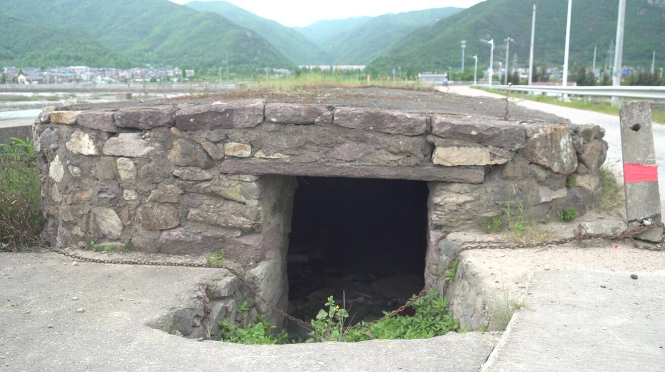 (蛎港埠保留着的地堡遗址)