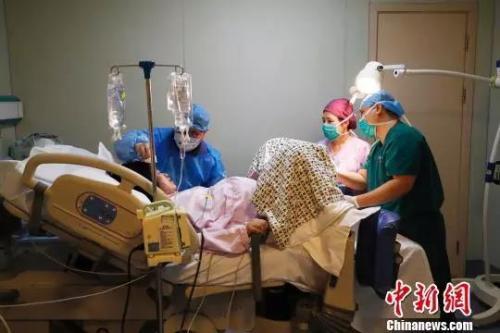 资料图:上海市第一妇婴保健院的产房内,一名产妇正在分娩。 殷立勤 摄 点击进入下一页