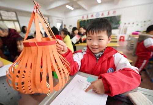 一名学生在展示自己制作的寒假手工作业 李科 摄 点击进入下一页