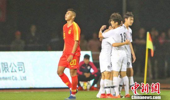 中国U18国家队和韩国U18国家队比赛现场。 涂新 摄 中国U18国家队和韩国U18国家队比赛现场。 涂新 摄