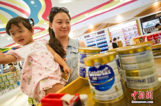 资料图:消费者选购奶粉。<a target='_blank' data-cke-saved-href='http://www.chinanews.com/' href='http://www.chinanews.com/'>中新社</a>发 骆云飞 摄 资料图:消费者选购奶粉。<a target='_blank' data-cke-saved-href='http://www.chinanews.com/' href='http://www.chinanews.com/'>中新社</a>发 骆云飞 摄