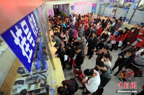 资料图:排队挂号的人群。 <a target='_blank' data-cke-saved-href='http://www.chinanews.com/' href='http://www.chinanews.com/'>中新社</a>发 韦亮 摄 点击进入下一页