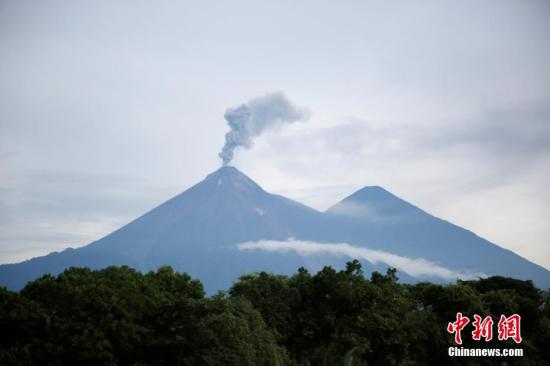 当地时间2018年6月13日,危地马拉威哈城,6月3日喷发导致超过117人死亡的危地马拉火地岛富埃戈火山再次变得活跃。 点击进入下一页