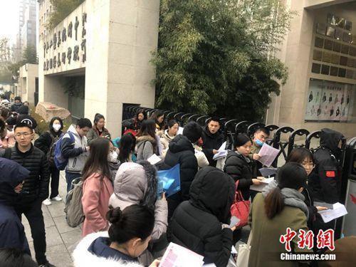 资料图:2019年国考笔试,考生准备进入考场。 冷昊阳 摄 点击进入下一页