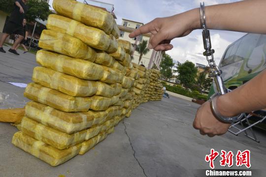 图为犯罪嫌疑人指认其运输的毒品。西双版纳边境管理支队供图 图为犯罪嫌疑人指认其运输的毒品。西双版纳边境管理支队供图