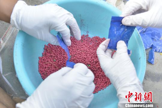 图为缉毒警清点毒品。西双版纳边境管理支队供图 图为缉毒警清点毒品。西双版纳边境管理支队供图