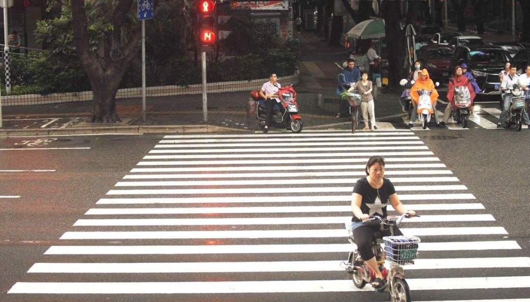 告别“谁弱谁有理”！多地整治行人和非机动车违规行为
