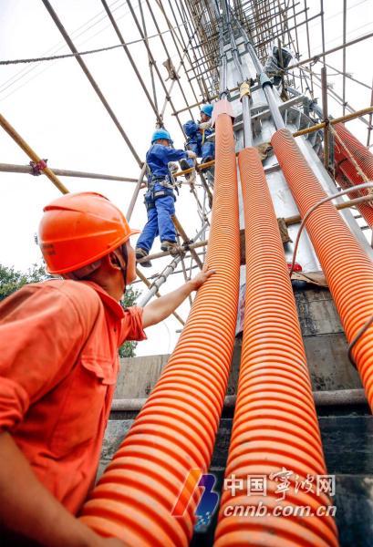 为确保轨道交通4号线建设投运的电力供应,连日来,在位于江北区洪塘中路与云飞路交叉口西侧的110千伏谢家变电站内,30余名作业人员趁晴好天气紧张进行电气施工。作为宁波交通枢纽轨道交通4号线的牵引站,国网宁波供电公司正全速推进谢家变的建设,努力为轨道4号线提供电力先行保障。
