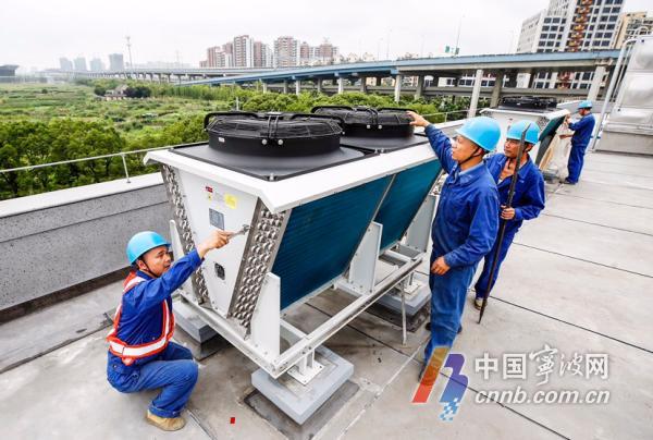 为确保轨道交通4号线建设投运的电力供应,连日来,在位于江北区洪塘中路与云飞路交叉口西侧的110千伏谢家变电站内,30余名作业人员趁晴好天气紧张进行电气施工。作为宁波交通枢纽轨道交通4号线的牵引站,国网宁波供电公司正全速推进谢家变的建设,努力为轨道4号线提供电力先行保障。
