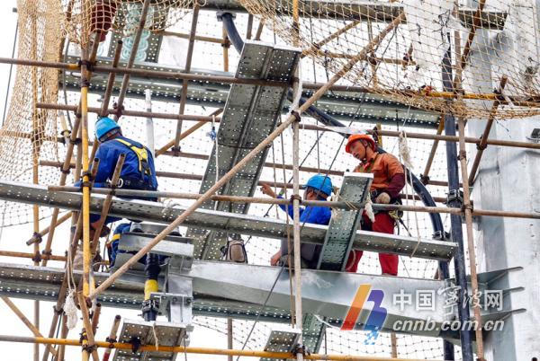 为确保轨道交通4号线建设投运的电力供应,连日来,在位于江北区洪塘中路与云飞路交叉口西侧的110千伏谢家变电站内,30余名作业人员趁晴好天气紧张进行电气施工。作为宁波交通枢纽轨道交通4号线的牵引站,国网宁波供电公司正全速推进谢家变的建设,努力为轨道4号线提供电力先行保障。