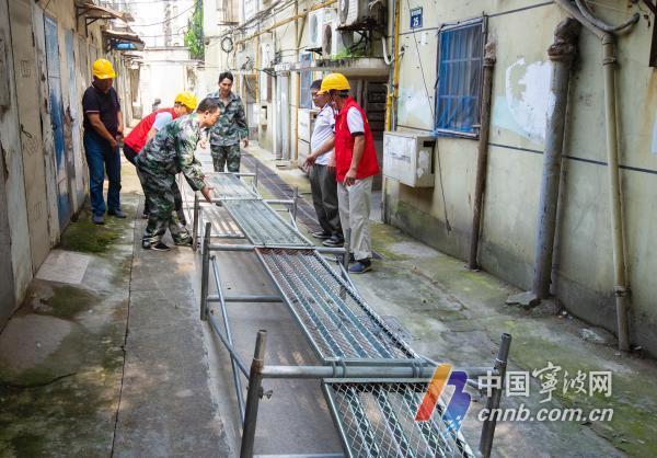 为提高防汛突发事件处置能力,7月11日,海曙区南门街道郎官社区举行防汛防台应急演练。来自辖区的社区工作人员、物业、城管中队、街道民兵队员、热心志愿者组成监测预警组、后勤保障组、安保护送组、抢险救灾组等4支应急救援队伍,根据应急预案各自开展职责范围内的工作,为保障社区居民的生命财产安全做好应急准备。(刘波 朱燕君 摄)