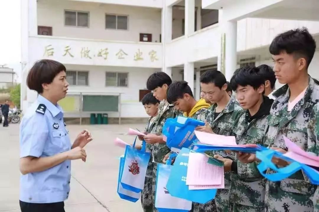 女警倒在扶贫路上 银行卡密码是警员编号