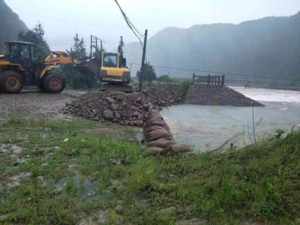 网友播报：北仑洋河漕地区水深及腰 警方手拉手救援