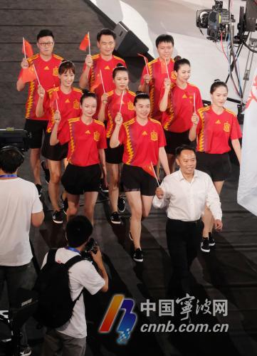 图为报业集团代表队入场
