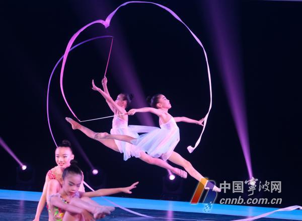 图为文艺表演《高高手》