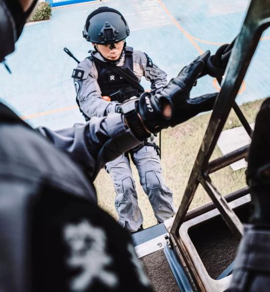 会飞的荷尔蒙来啦!看燃爆的奉化公安